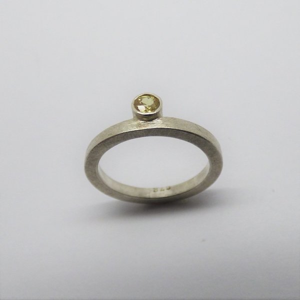 schmaler Ring aus Sterlingsilber mit gelbem Saphir