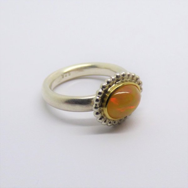 Silberring mit Welo-Opal in Goldfassung