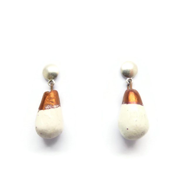 ausgefallene Ohrringe mit hellen, tropfenförmigen Keramikanhängern