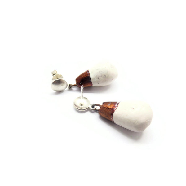 ausgefallene Ohrringe mit hellen, tropfenförmigen Keramikanhängern