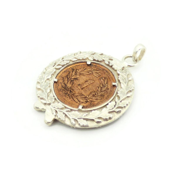 Silberanhänger mit Münze aus Bronze, Trachtenschmuck