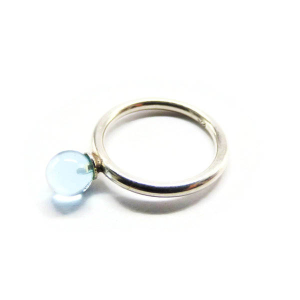 schmaler Ring aus Sterlingsilber mit hellblauer Topas-Kugel