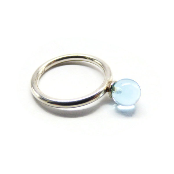 schmaler Ring aus Sterlingsilber mit hellblauer Topas-Kugel