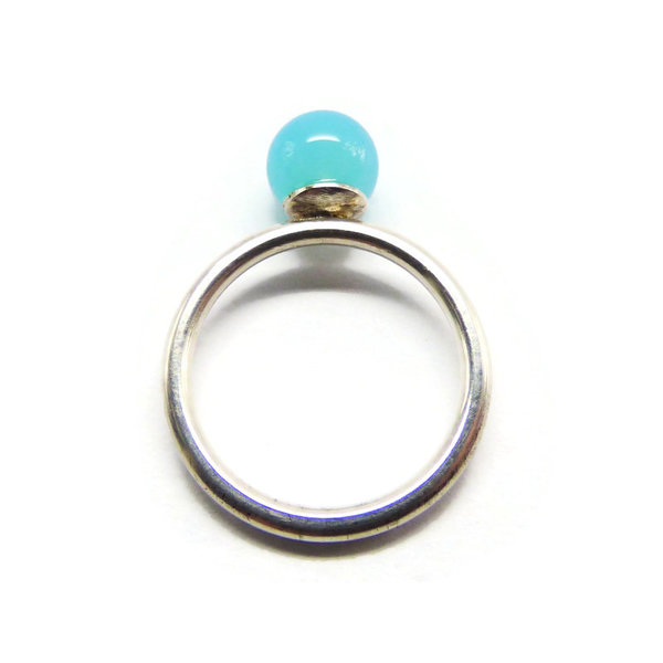 schmaler Ring aus Sterlingsilber mit hellblauer Chalzedon-Kugel