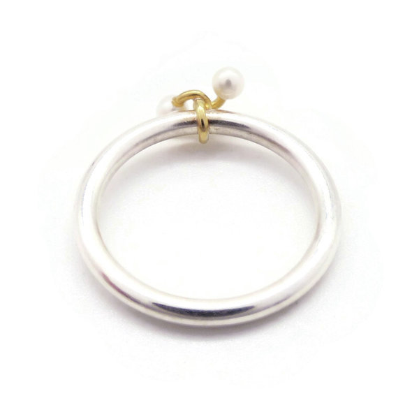 Schmaler Silberring mit Goldelement und 2 kleinen Perlen