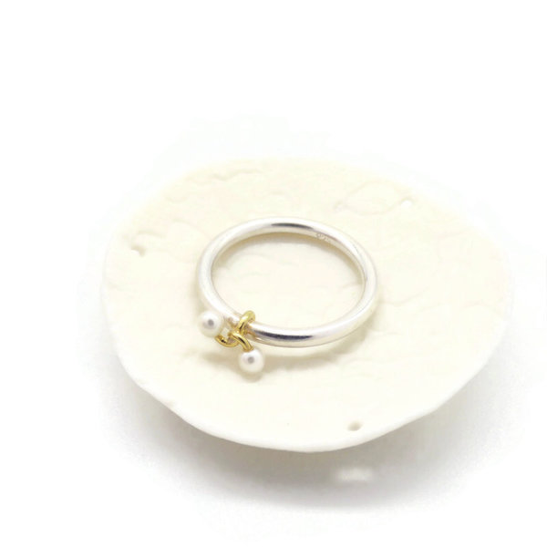 Schmaler Silberring mit Goldelement und 2 kleinen Perlen