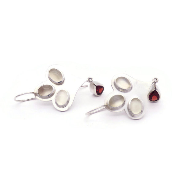 Ohrhänger aus Silber mit 3 weißen Mondsteinen und Granattropfen