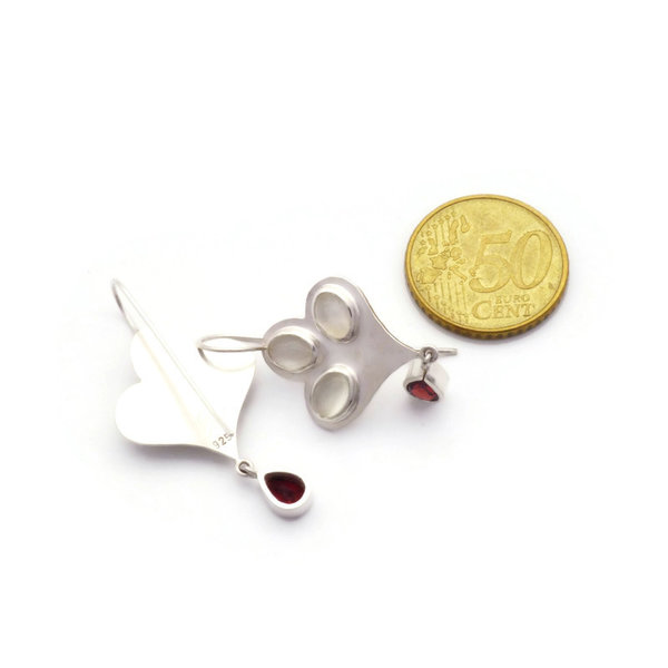 Ohrhänger aus Silber mit 3 weißen Mondsteinen und Granattropfen