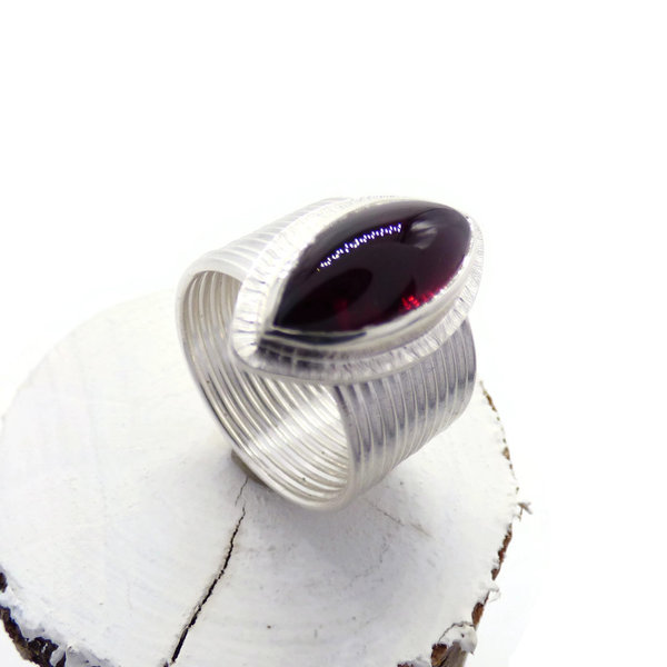 breiter Ring aus Silber mit leuchtend rotem Granat