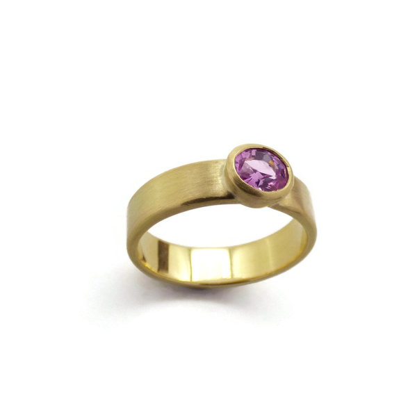 Zierlicher Ring aus 750Gelbgold mit rosafarbenem Saphir