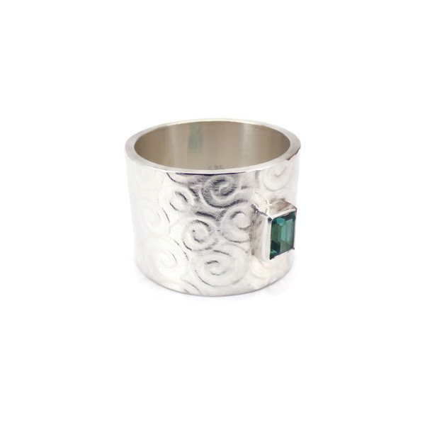 Sehr breiter Ring aus Silber mit Spiralmuster und grünblauem Turmalin