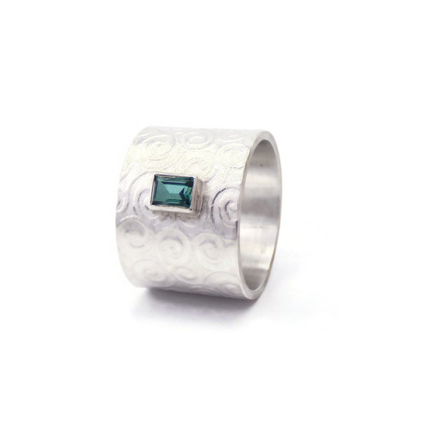 Sehr breiter Ring aus Silber mit Spiralmuster und grünblauem Turmalin
